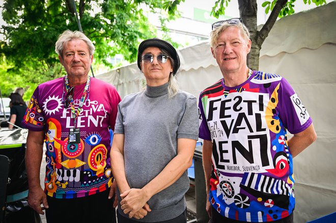 Frontman Plavega orkestra Saša Lošić v družbi Vladimirja - Goga Rukavine, direktorja Festivala Lent, in Marjana Rajbenšuja, producenta Glavnega odra FOTO: MP Produkcija/pigac.si