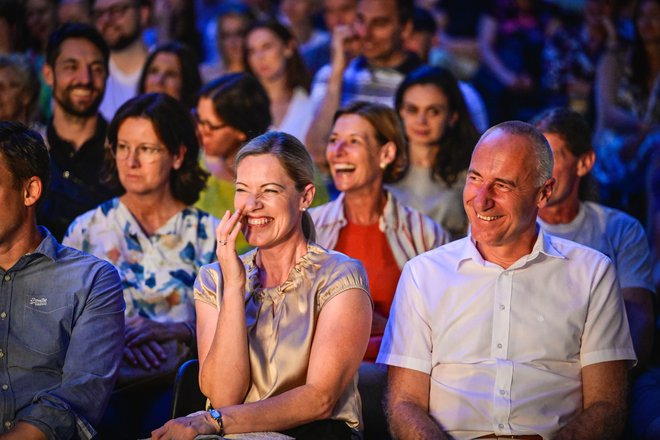 Jošt Dolničar, predsednik uprave Zavarovalnice Save, in njegova žena, sodnica Genovefa Kristančič Dolničar, nista mogla zadrževati solz smeha na Denhofovem stand upu. FOTO: MP Produkcija/pigac.si