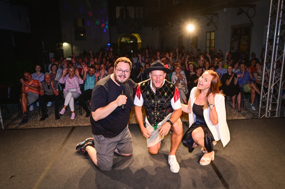 Fotografija: John Denhof, predsednik uprave Nove KBM, je razprodal osebnoizpovedni stand up skupaj s Sašem Staretom in Tanjo Kocman. FOTO: MP Produkcija/pigac.si