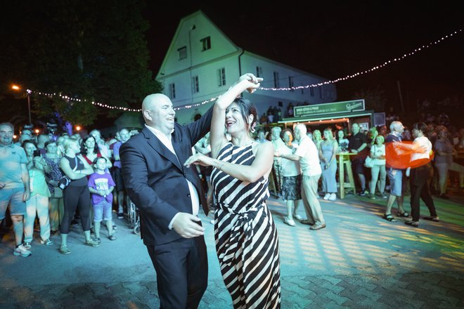 Gregor Žmak je zaplesal z voditeljico Jasno Kuljaj. FOTO: MP Produkcija/pigac.si