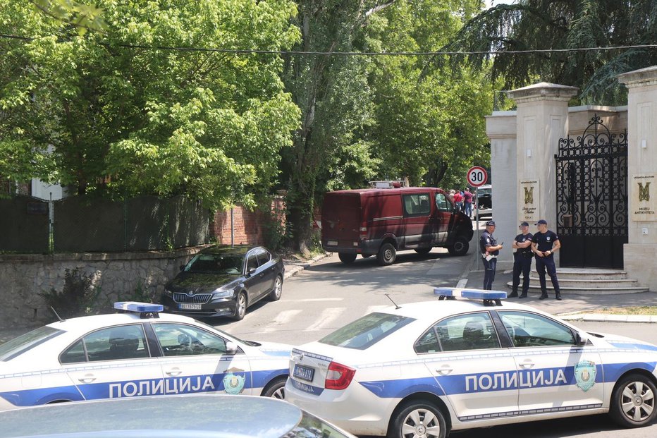 Fotografija: V bližini veleposlaništva so aretirali še dva osumljenca. FOTO: Borislav Zdrinja/ata Images/Pixsell
