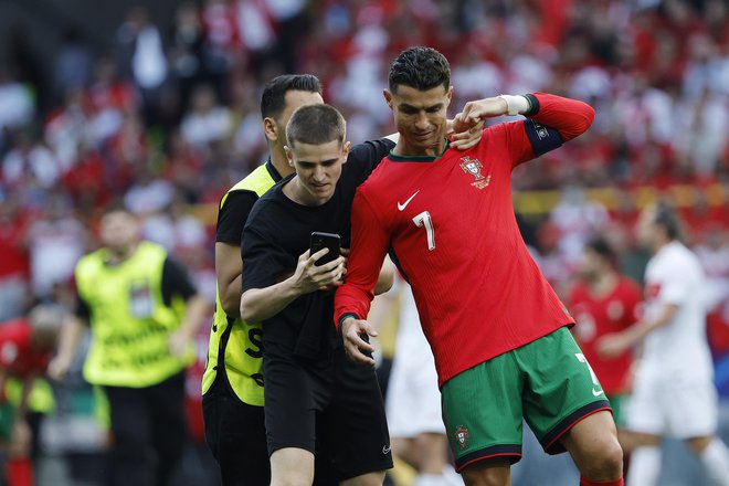 Cristiano Ronaldo je med tekmo s Turčijo že doživljal neprijetne trenutke. FOTO: Leon Vidic