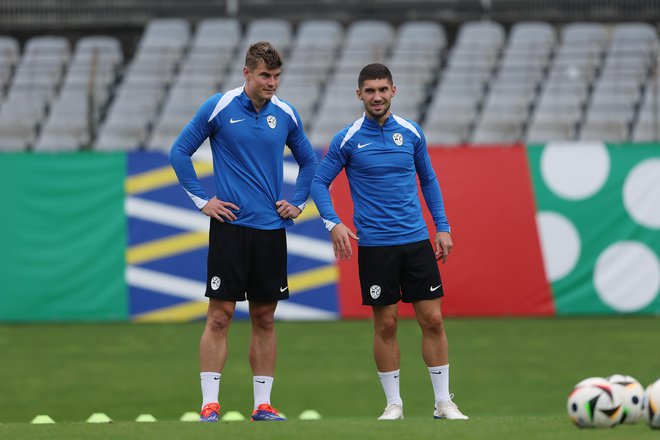 Jaka Bijol in Adam Gnezda Čerin bosta med aduti Slovenije za tekmo v Frankfurtu. FOTO: Leon Vidic