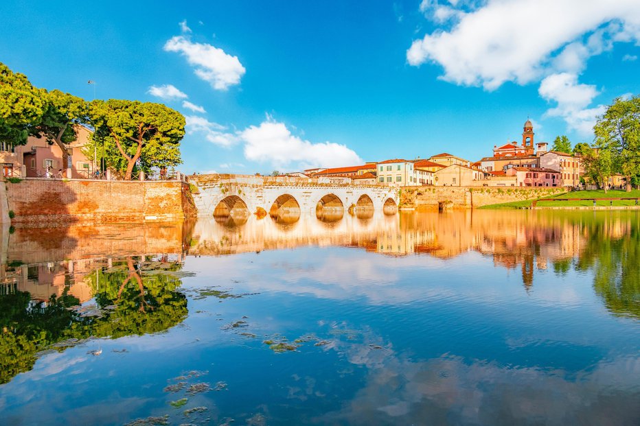 Fotografija: Rimini ponuja številne zgodovinske znamenitosti, med njimi Tiberijev most. FOTO: Shutterstock