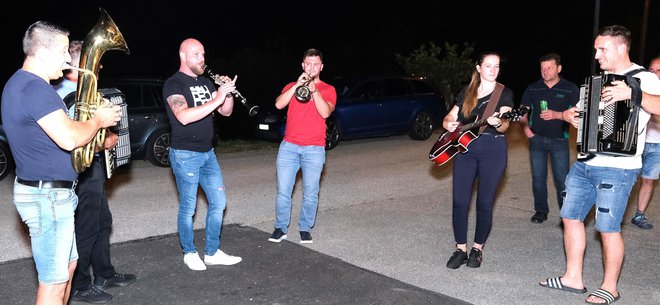 Takole spontano so tudi zaigrali. FOTOGRAFIJE: Boštjan Colarič