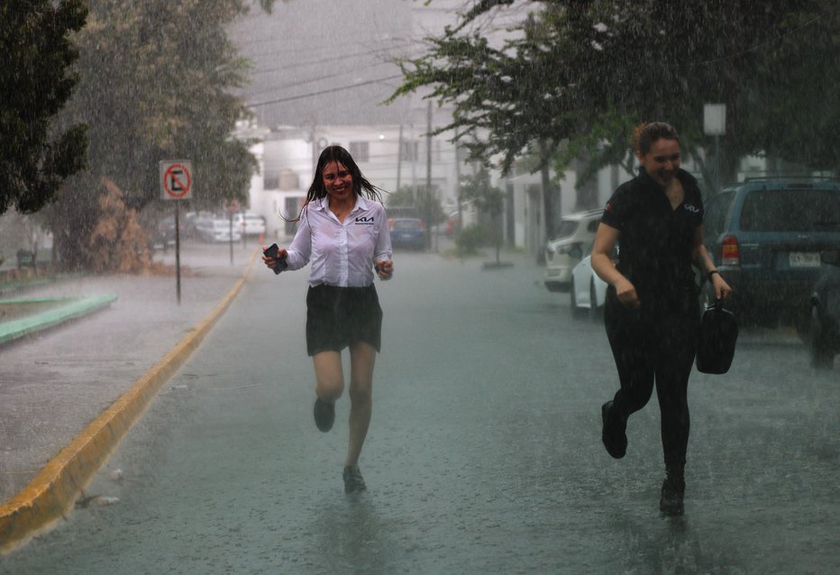Fotografija: Ponekod suša, drugod dež s poplavami in zemeljskimi plazovi FOTO: Daniel Becerril/Reuters