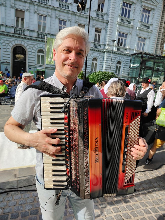 Zamejski Slovenec Aleksi Jercog je v Celje prišel s harmoniko in glasbenimi prijatelji. FOTOGRAFIJE: Mojca Marot