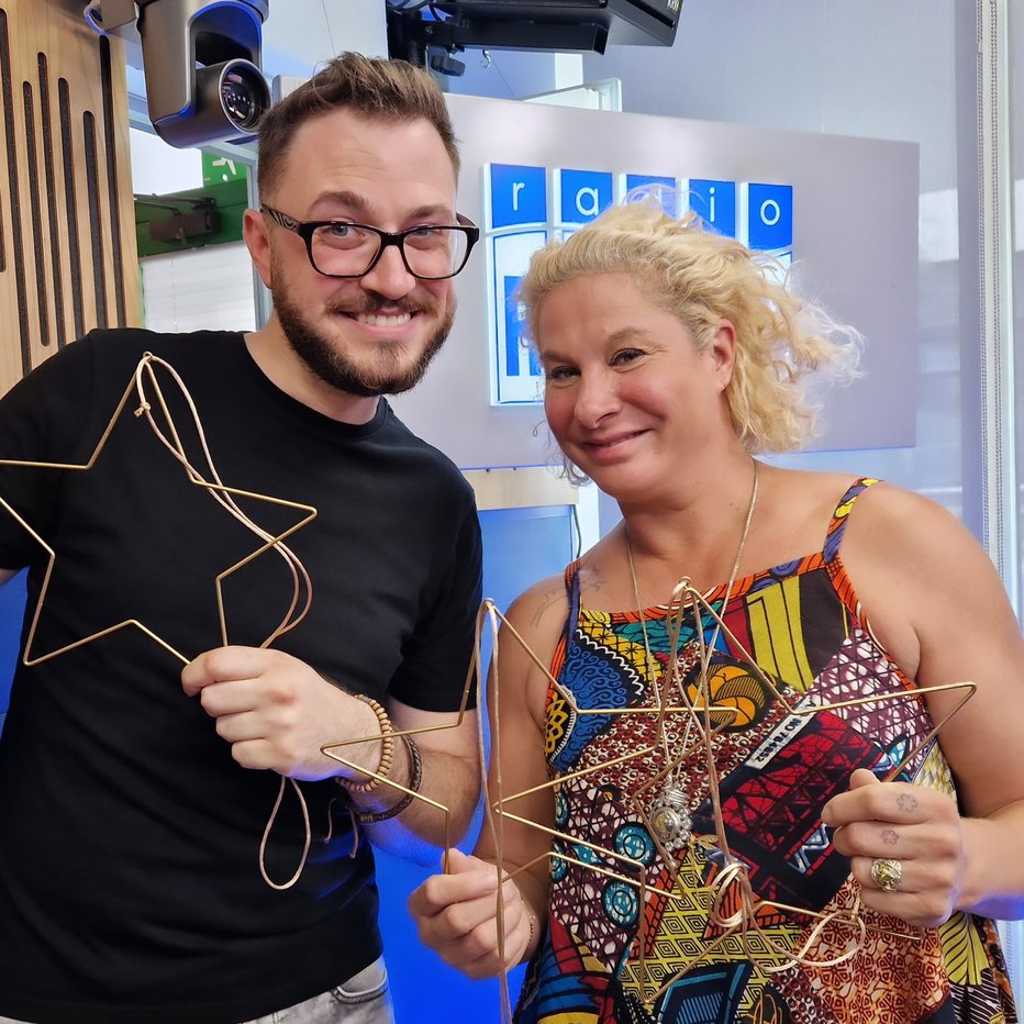 Fotografija: Sandi Morel in Ana Roš Stojan v studiu radia Robin, v zadnji oddaji VIP voditelja v tej sezoni FOTO: OSEBNI ARHIV