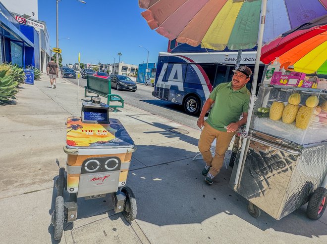 Robotek Oscar iz zahodnega Hollywooda navdušuje uporabnike in mimoidoče. FOTO: Amy Katz