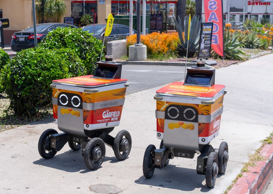 Fotografija: Lastniki robotov služijo tudi z oglasi na robotovi površini. FOTO: Profimedia