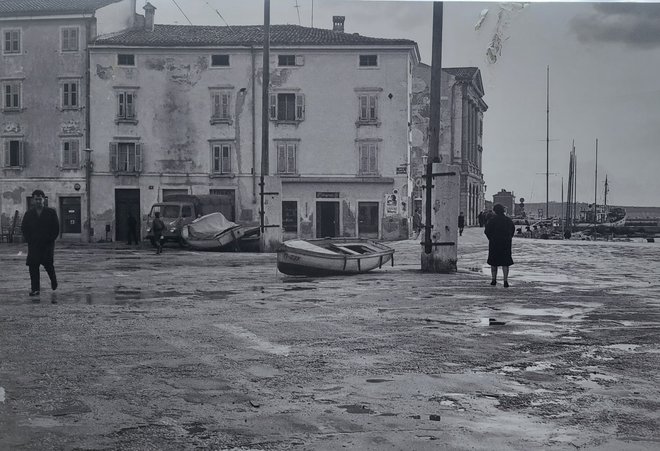 Leta 1964 je s privezov v mandraču na trg pometalo več bark. VIR: Razstava