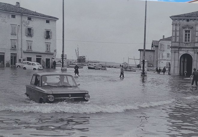 Leto 1969 – nekateri menijo, da je rabljen avto treba kupiti na Primorskem, saj tam cest pozimi toliko ne solijo. VIR: Razstava