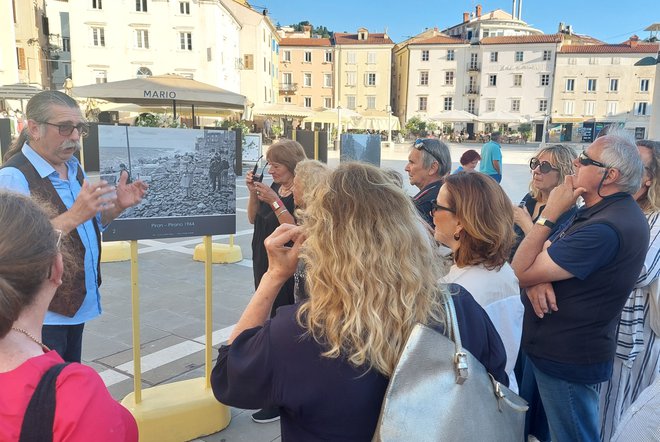 Vodeni ogled razstave o poplavah, na katere so Pirančani že navajeni. FOTO: Janez Mužič