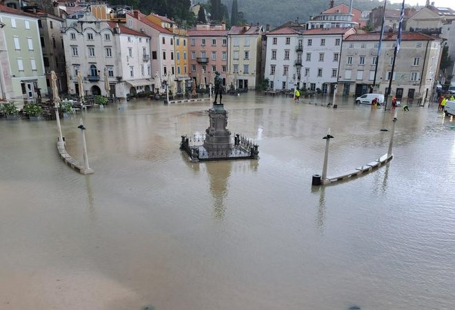 Zadnji dan maja letos so meteorne vode s hriba takole zalile Tartinijev trg. FOTO: Facebook