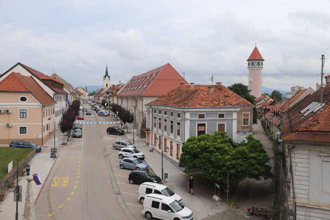 Pogled z brežiškega gradu na glavno ulico Brežic in znameniti vodovodni stolp.