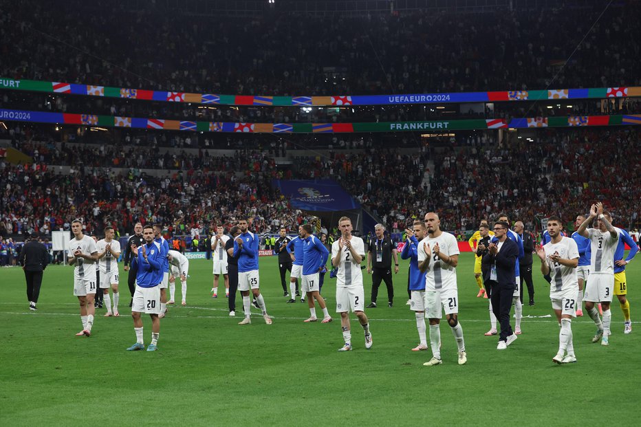 Fotografija: Slovenski nogometaši so po koncu tekme v Frankfurtu prejeli aplavz rojakov na tribuni. FOTO: Leon Vidic