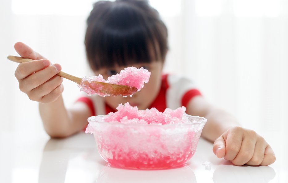 Fotografija: Led je skupaj z barvami za živila odlična igrača za ustvarjalne otroke. FOTO: Nikoniko_happy/Getty Images