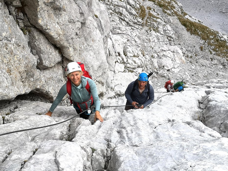 Fotografija: Če plezate v skupini, vzdržujte komunikacijo s soplezalci. Povejte če potrebujete pomoč ali počitek. FOTO: Manca Ogrin