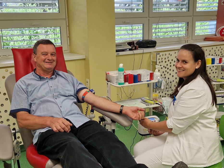 Fotografija: Stotič je sedel na stol za darovanje krvi. FOTO: Tanja Jakše Gazvoda