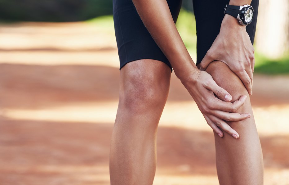 Fotografija: Če koleno boli med športno dejavnostjo, jo zamenjajmo z manj obremenjujočo. FOTO: Peopleimages/Getty Images