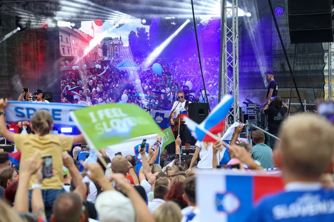 Siddharta je igrala na Kongresnem trgu v torek, ko je navdušena množica sprejela slovenske nogometaše. FOTO:  Mediaspeed.net