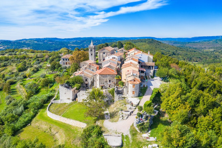 Fotografija: Najmanjše mesto na svetu stoji dobre pol ure vožnje od Opatije. FOTO: Getty Images