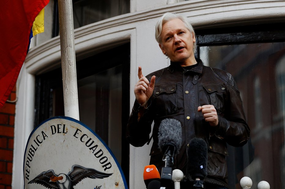 Fotografija: Ustanovitelj WikiLeaksa Julian Assange na balkonu ekvadorskega veleposlaništva v Londonu leta 2017 FOTO: Peter Nicholls/Reuters