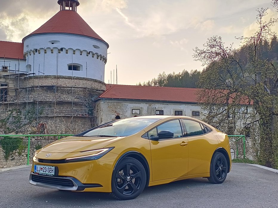 Fotografija: Toyotin hibridni pionir prius se v zadnji generaciji oblikovno predstavlja kot privlačen štirivratni kupe. FOTOGRAFIJE: Boštjan Okorn