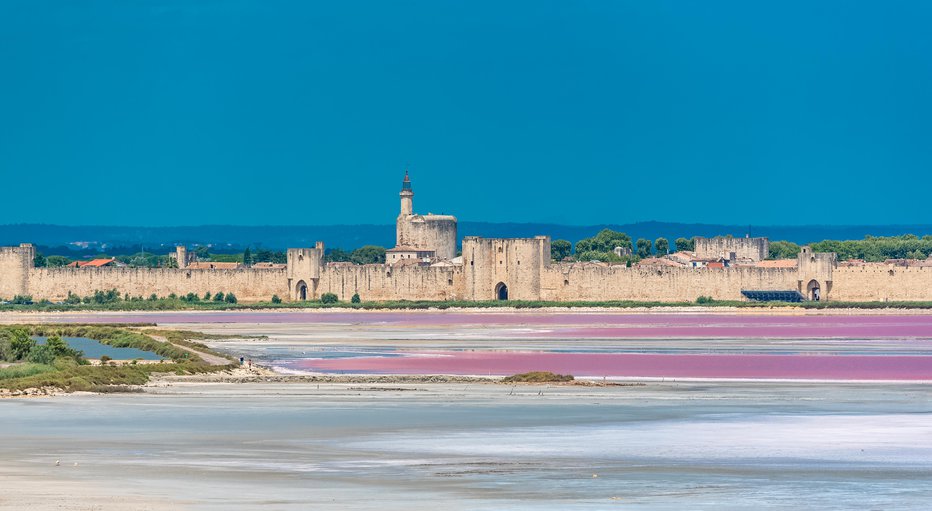 Fotografija: Okolica nekdanjega pristanišča Aigues Mortes s solinami. Zanimivo je, da sol ni snežno bela, temveč rahlo rožnato obarvana. FOTO: Shutterstock