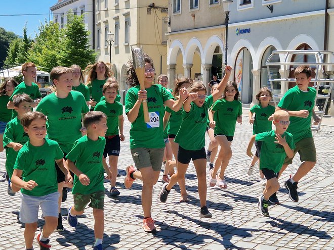 Mladi športniki so ponosno tekli z baklo.