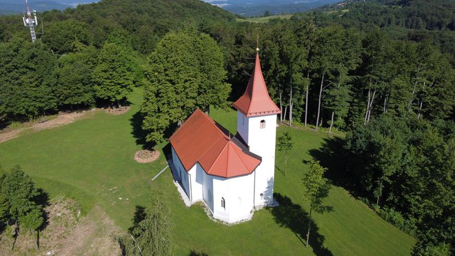 Na kopastem vrhu stoji starodavna cerkvica svetega Duha.