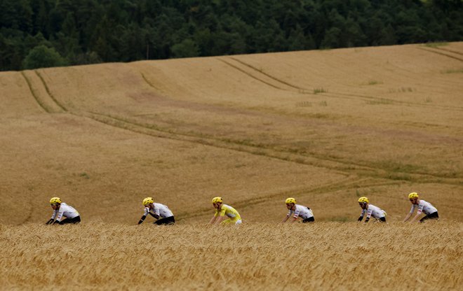 Kolesarji so morali danes premagati 2400 višinskih metrov, čeprav je bila etapa označena kot ravninska. FOTO: Stephane Mahe Reuters