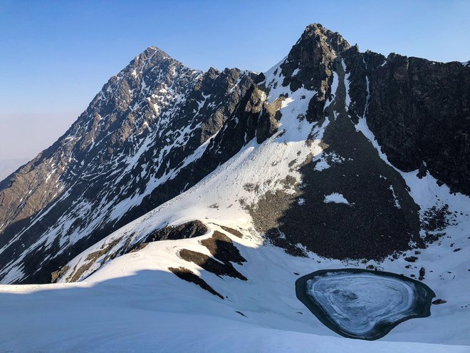 Jezero Roopkund leži na nadmorski višini 5029 metrov. FOTO: Wirestock/Getty Images