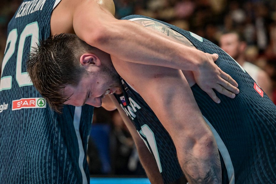 Fotografija: Luka Dončić je bil po dolg in naporni sezoni vidno utrujen. FOTO: Aris Messinis Afp