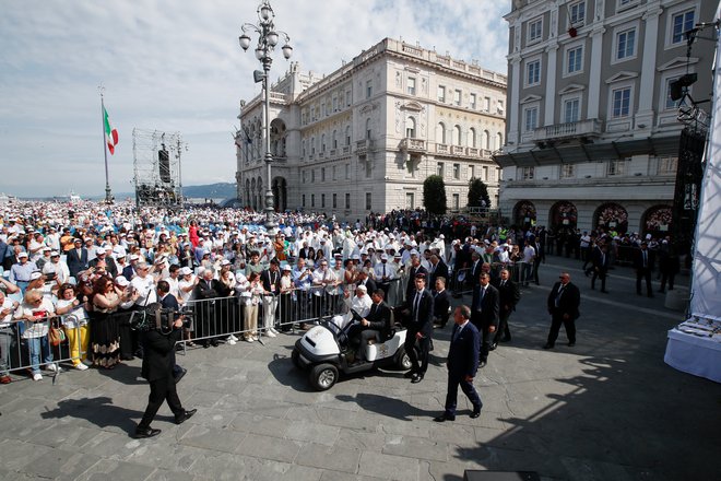 Na osrednjem Trgu enotnosti je daroval mašo. FOTO: Alessandro Garofalo Reuters