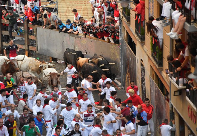 Od leta 1924 je posledicam poškodb podleglo 16 tekačev, nazadnje leta 2009. FOTO: Ander Gillenea Afp