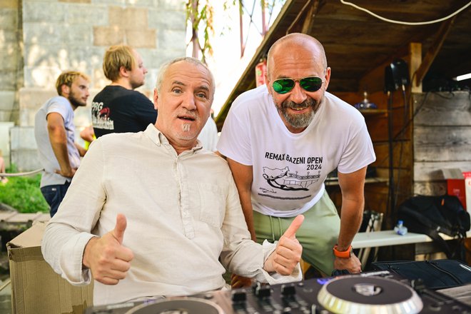 Jani Dolinšek, didžej in nekdanji dopisnik Slovenskih novic, in Dušan Ćešić, didžej in sooorganizator prireditve FOTO: MP Produkcija/pigac.si