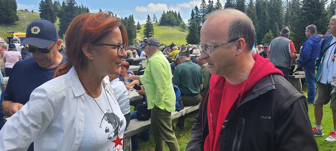 Pravosodna ministrica Andreja Katič v pogovoru s patrom Bogdanom Knavsom FOTO: Bojan Rajšek