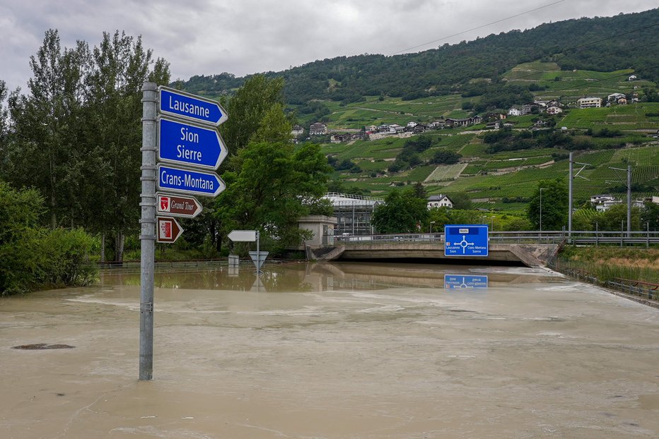 Fotografija: Prejšnji konec tedna je v Švici umrlo šest ljudi, pred dvema tednoma pa je voda odnesla dva človeka, od katerih je eden umrl. FOTO: Boris Heger Afp