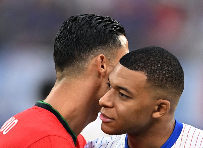 Kylian Mbappe si šteje v veliko čast, da pozna Cristiana Ronalda. FOTO: Carmen Jaspersen/Reuters