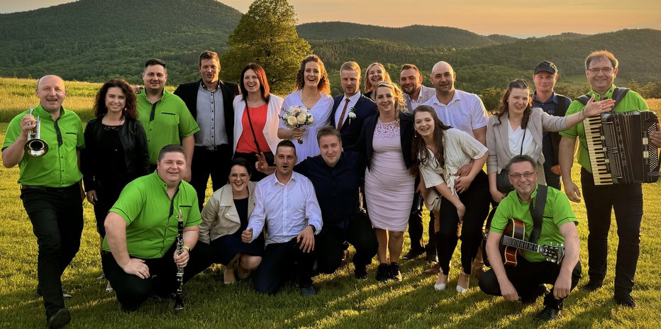 Fotografija: Vesela druščina z nedavnima mladoporočencema Karmen in Jankom ter člani ansambla Slovenski zvoki FOTO: Osebni Arhiv