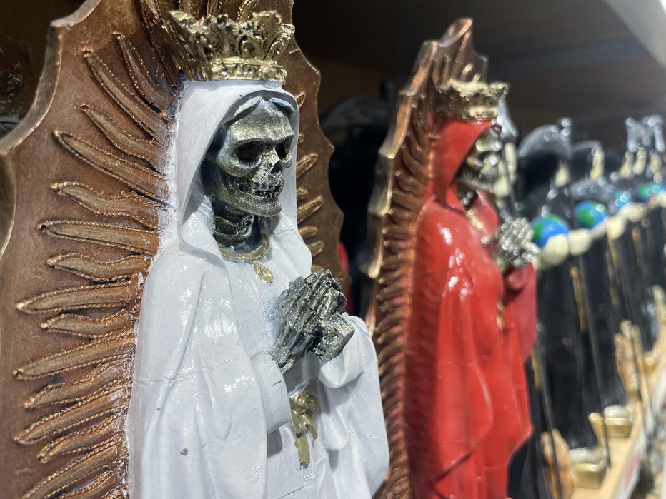 Fotografija: Santa Muerte velja za zavetnika mamilarskih kartelov. FOTO: David Ramos/Getty Images