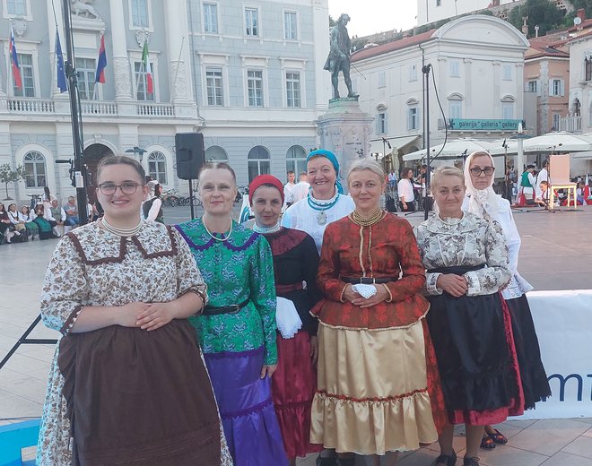 Madžarska skupina Csokavirag Folk Dance iz Bacsalmasa