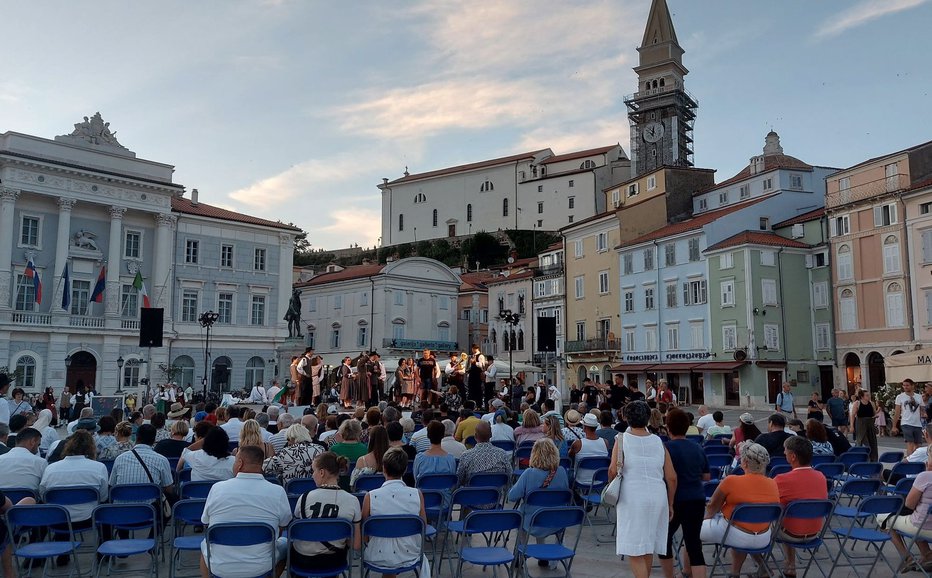 Fotografija: Na polnem Tartinijevem trgu med množico poletnih obiskovalcev zaradi vedrine in živahnosti dogajanja ni manjkalo navdušenja. FOTOGRAFIJE: Janez Mužič