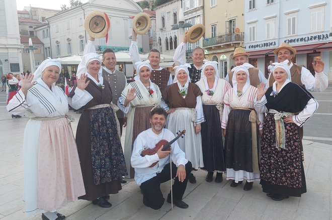 Piransko društvo Val ima 68 aktivnih članov in dve skupini plesalcev, seniorje in juniorje.