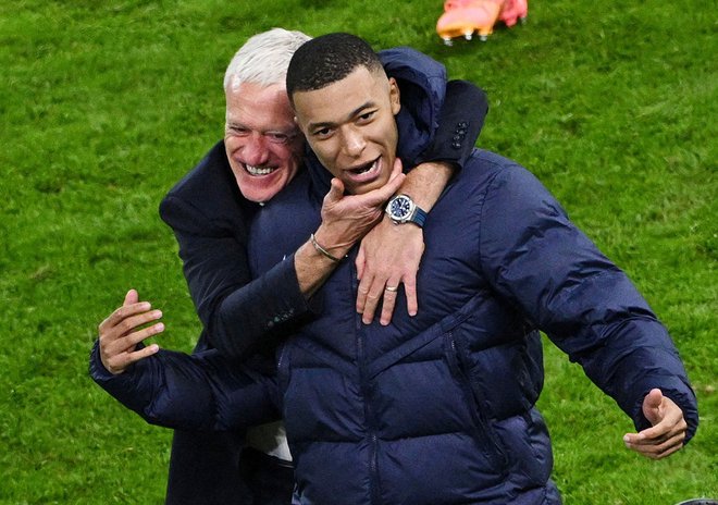 Selektor Didier Deschamps in Kylian Mbappe sta se takole veselila v Hamburgu, potem ko je Francija po izvajanju enajstmetrovk izločila Portugalsko. FOTO: Annegret Hilse/Reuters