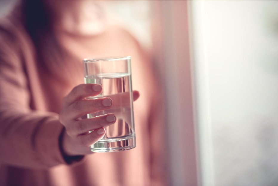 Fotografija: Kozarec vode iz pipe, prosim! To je naslov nove kampanje Zveze potrošnikov Slovenije. FOTO: Oatawa Getty Images/istockphoto