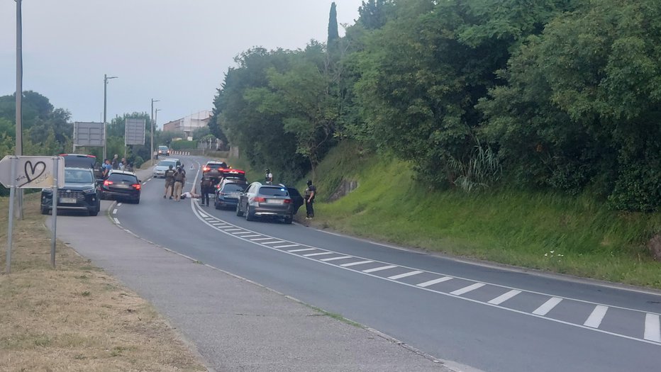 Fotografija: Policijska akcija se je odvijala na piranski Belokriški cesti. FOTO: Primorske Novice