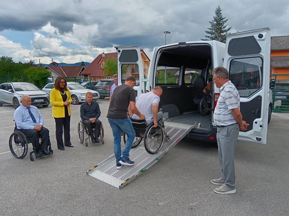 Fotografija: Po 12 letih so se v Društvu paraplegikov Dolenjske, Bele krajine in Posavja razveselili novega kombija, ki je prilagojen za prevoz invalidnih oseb. FOTO: M. Ž., Dolenjski list