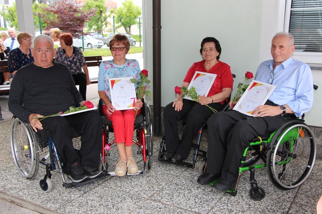 Pred 45 leti so začeli društveno dejavnost, zato so v zahvalo prejeli častno listino: Martin Gorenc, Anica Radej, Bernarda Zorko in Jože Okoren. FOTO: M. Ž., Dolenjski list